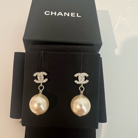 Chanel Classic Pearl Drop earrings
